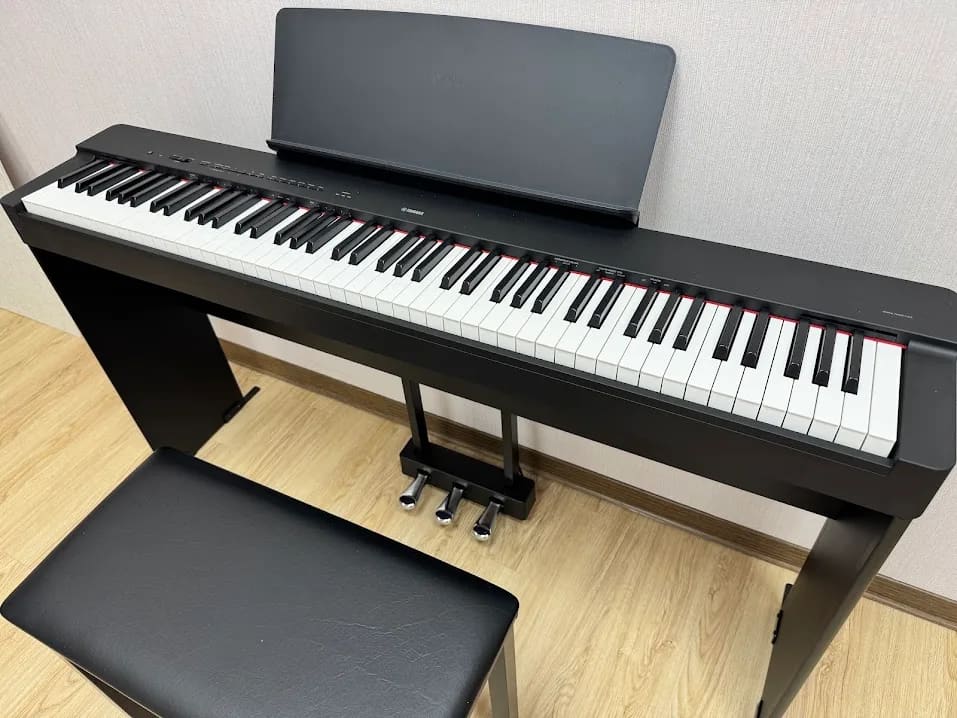 YAMAHA 電鋼琴特寫，88 鍵配重鍵盤與三踏板